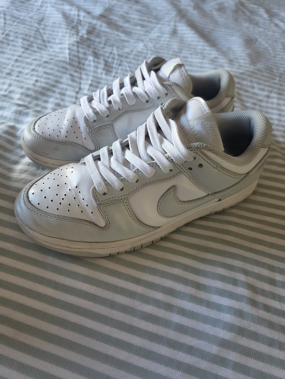 Nike Low-Top Sneakers in Light Gray and White - Picture 2 of 5